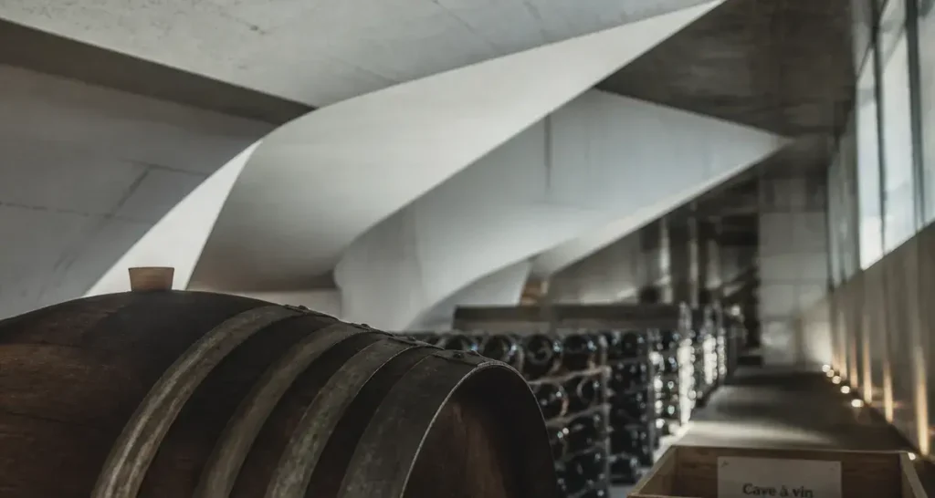 Bordeaux cave à vin : chai contemporain, barriques et bouteilles alignées