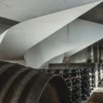 Bordeaux cave à vin : chai contemporain, barriques et bouteilles alignées