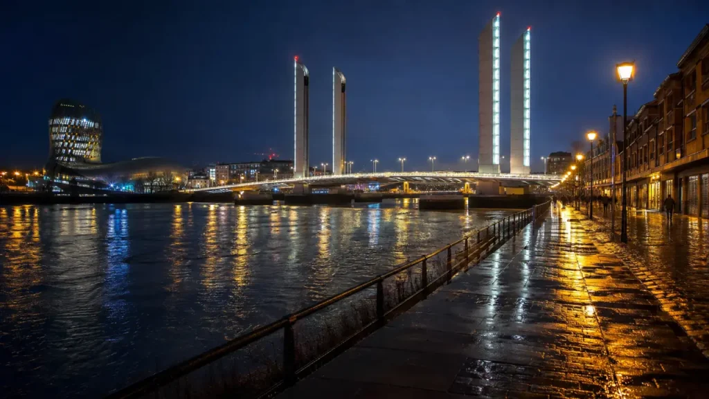 bacalan bordeaux : quais de Garonne, Cité du Vin et pont Chaban-Delmas au soir