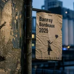 Banksy Bordeaux 2025 à La Cité Bleue, mur pochoir noir et blanc