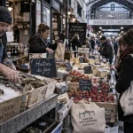 Quartier des capucins bordeaux : marché des capucins, étals et huîtres sur glace