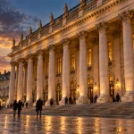 Visiter opera bordeaux : façade à 12 colonnes du Grand-Théâtre à Bordeaux, golden hour