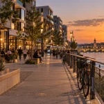 Quartier belvedere bordeaux : quai piéton au coucher du soleil