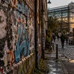 Street art bordeaux : mur de briques avec pochoirs près des quais